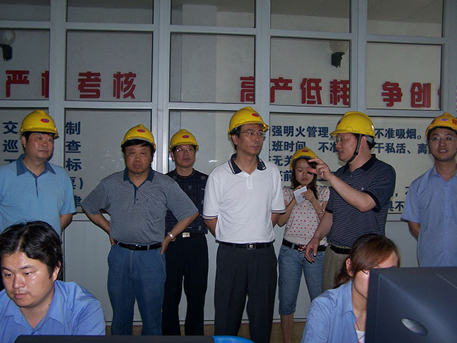 2007年6月21日，張家港市市長王翔到集團核心企業(yè)華昌化工合成主控室參觀