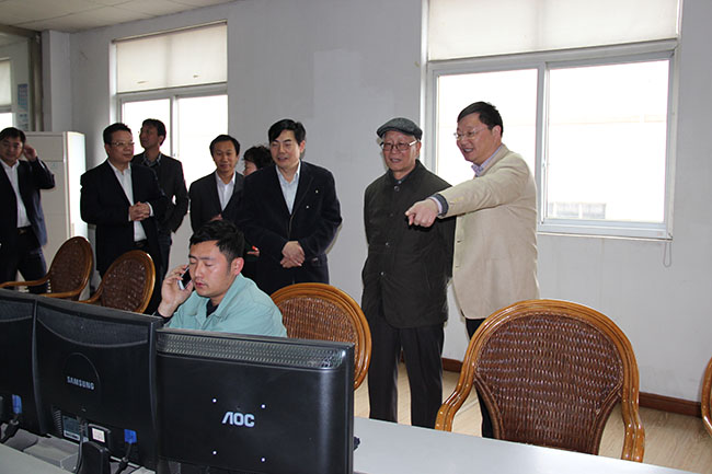 2013年4月20日，中國科學院朱兆良院士參觀集團核心企業(yè)華昌化工調(diào)度室