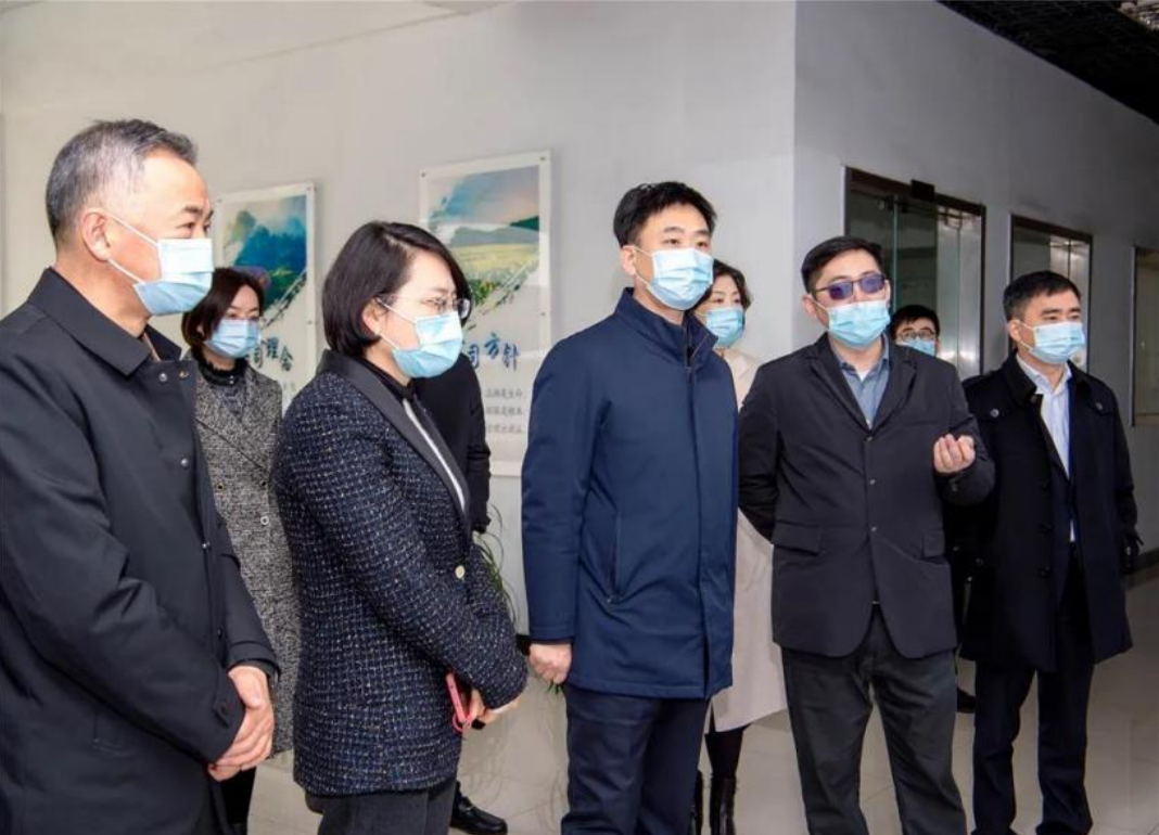 2022年2月9 日上午，市委副書(shū)記、市長(zhǎng)蔡劍峰一 行來(lái)到江蘇七洲綠色化 工股份有限公司